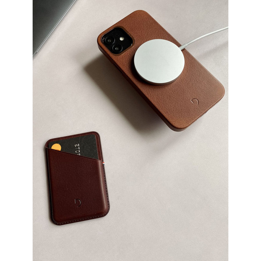 Decoded MagSafe compatible Card Sleeve Cinnamon Brown