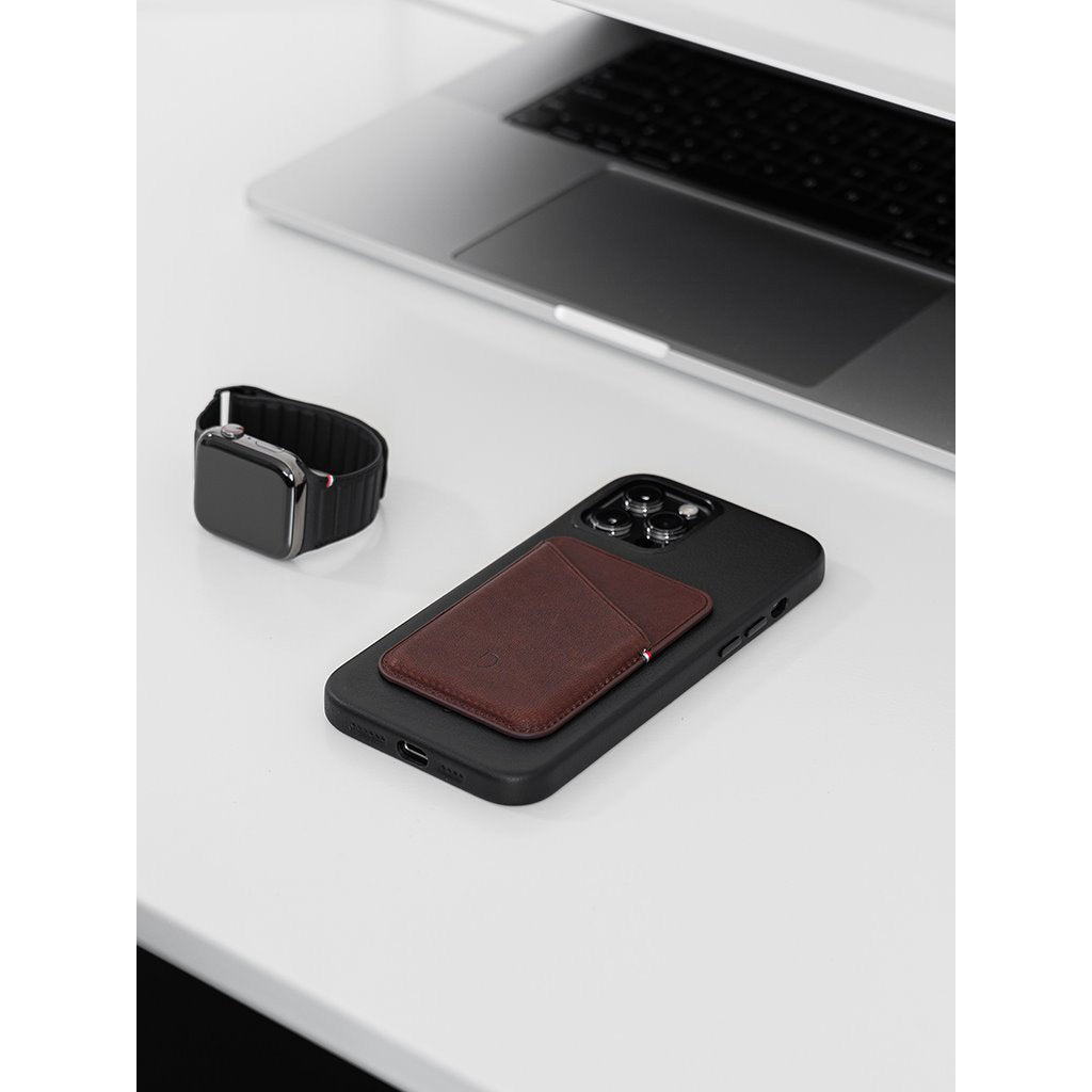 Decoded MagSafe compatible Card Sleeve Cinnamon Brown