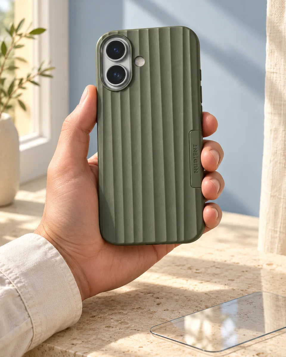 Olijfgroen Nudient-hoesje om een iPhone in een hand
