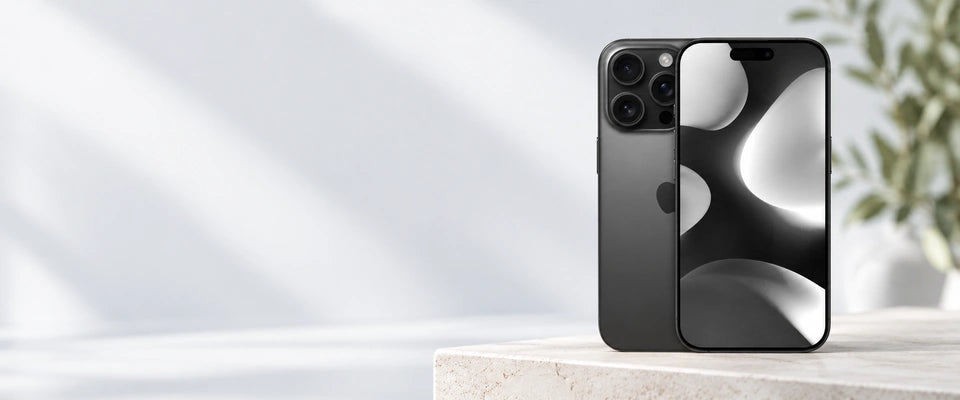 Een iPhone op een lichte stenen sokkel.
